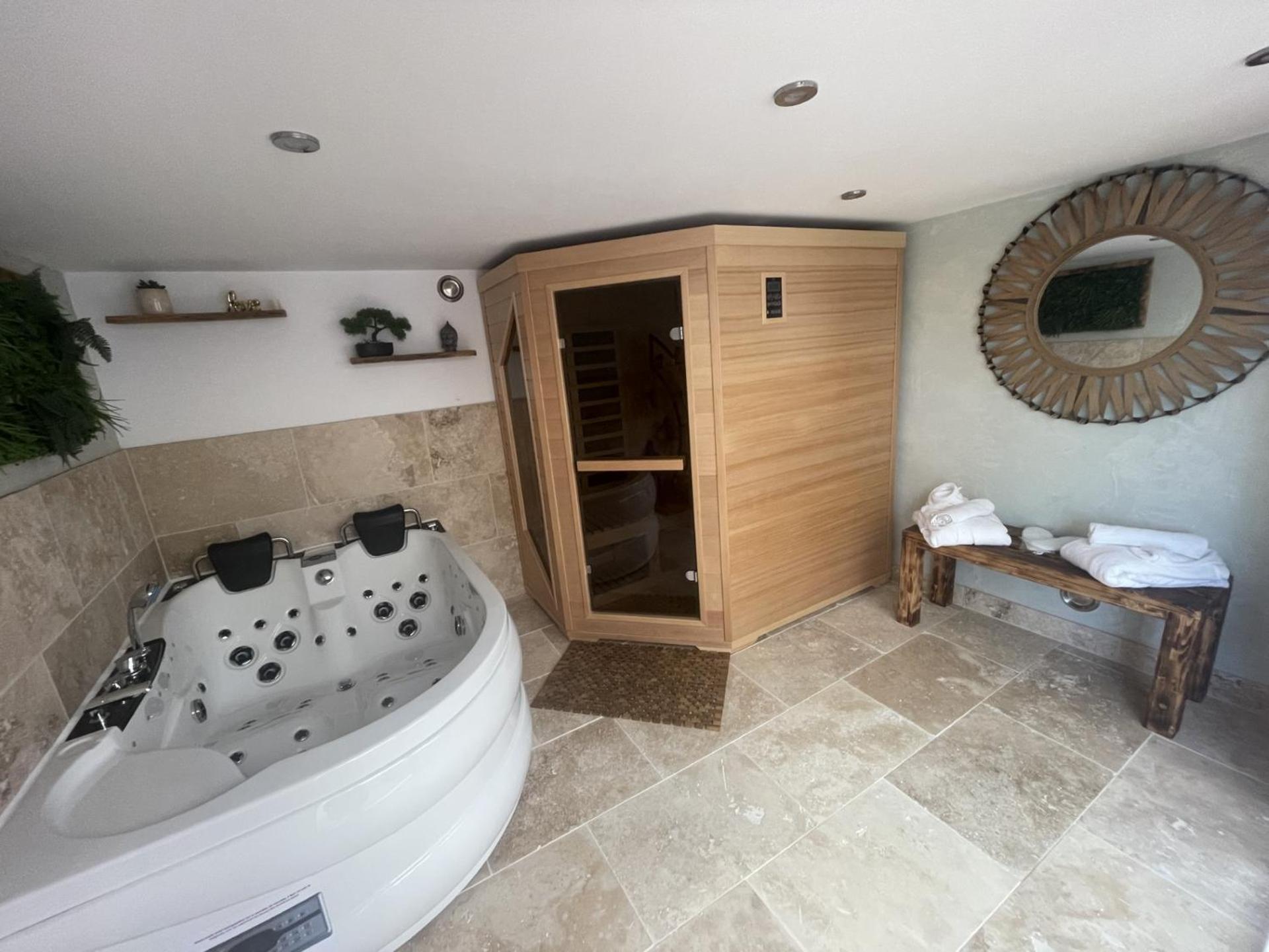 Alba Spa "Love Jacuzzi Sauna" Villefranche-de-Lauragais Bagian luar foto